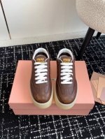 出 Miu Miu 24Ss 缪缪厚底饼干底 24Ss 春夏新款英伦风系带 小白鞋 休闲鞋 Miumiu秀场适当独一无二的擦色工艺工艺来自miu Miu系列的细