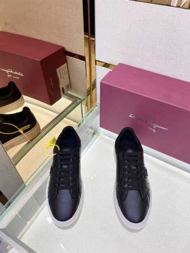 ferraga*菲拉高端男士低帮时尚运动鞋，这款休闲鞋结构新颖，由柔软的小牛皮制作，鞋面的撞色元素凸显大胆前卫气息，鞋内头层牛皮内里。这款鞋履活力十足且风格清新