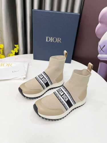 冲量价: Dior.。袜子靴。舒适感爆棚。。以经典老爹鞋版型为基础，加入解构元素。。完全百搭到爆，脚背采用弹力松紧，彰显品牌魅力鞋型绝对秀气上脚贼好看！皮料采用