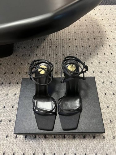 Saint Laurent 圣罗兰金属Ysl跟高跟凉鞋 Ysl姐姐的美丽尤物高跟鞋 又是人间圣罗兰 Rose同款的高跟鞋化很好修饰脚型，是性感与摩登的完美融合