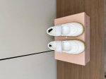 Miu Miu 25ss 春夏新款走秀 玛丽珍 德训 休闲鞋 秀场工艺来自Miu Miu系列的细节特写 新季的潮流要素与此刻挚爱的概念，多元对撞，传达现代风格~