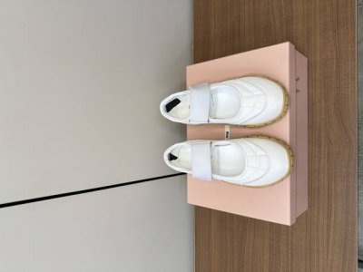 Miu Miu 25ss 春夏新款走秀 玛丽珍 德训 休闲鞋 秀场工艺来自Miu Miu系列的细节特写 新季的潮流要素与此刻挚爱的概念，多元对撞，传达现代风格~