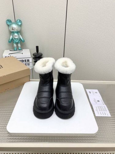 Ugg新款小马丁 今年的ugg开始不再那么单调啦 独特的时尚百搭元素 独特的前后包裹式设计 增添鞋款层次感 柔软发泡大底 回弹性好 上脚不累脚 耐折又耐磨 认准