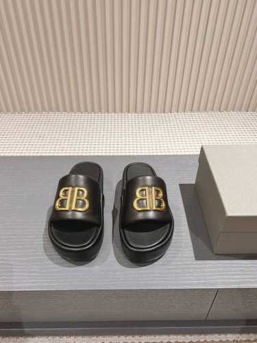 出厂 Balenciaga巴黎世家 2024夏季新款厚底增高拖鞋，巨显腿细，脚感很好，夏天鞋柜必入的一双鞋子 面料：定制羊皮 内里：定制羊皮 大底：原版开模大底