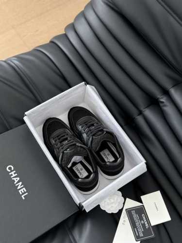 P皮面 Chanel 24B新色运动鞋 复古感拉满，皮面拼毛巾布，柔软透气。 高品质原版亮光大底 Size:35–40