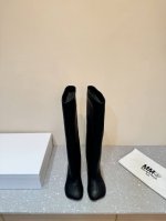 Maison Margiela 24Ss 玛吉拉麂皮宽筒直筒长靴 细高跟高筒靴 分趾tabi靴原版开模双层真皮鞋底 原版套楦鞋型很大方 搭配各种风格都轻松驾驭