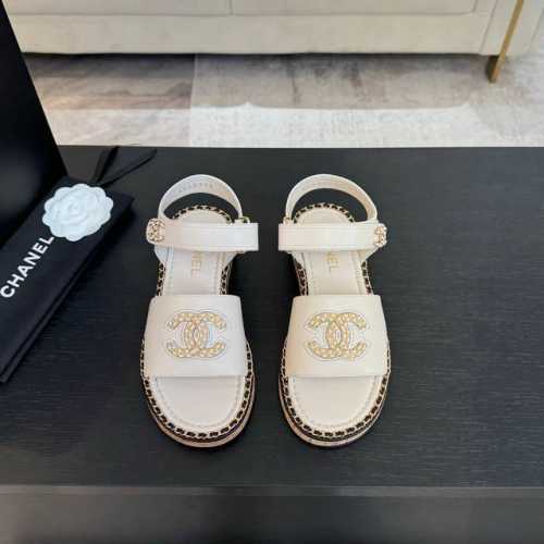 CHANE*｜小香25C春夏新品度假厚底链条双C凉鞋这一季度假凉拖系列真的超美！搭配链条双C五金装饰 简约百搭上脚超级美的 怎么看怎么好看 Go 材质： 鞋面采