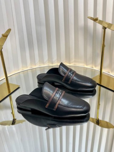 路易威登lv louis vuott on fw25 new arrival～秋冬最新款毛毛拖鞋～这双毛拖也是好好看！皮质的就是非常高级呀！！搭配秋冬的牛仔短裤