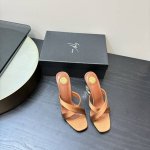 Saint Laurent 圣罗兰 交叉带经典ysl金属跟凉鞋 YSL姐姐的美丽尤物高跟鞋 又是人间圣罗兰 Rose同款的小方头 高跟鞋化很好修饰脚型，奢华金属