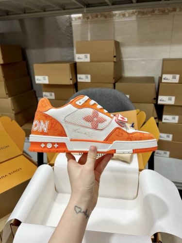 顶级版本原版复刻lv Trainer 运动鞋是路易威登艺术总监virgil Abloh对复古篮球鞋的解读，印花完美对称由不同色调打造外底饰有monogram花卉