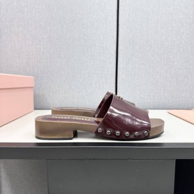 MiuMiu缪缪春夏秀款拖鞋 25秀款出镜率最高单品 简约鞋面金色miumiu字母logo非常的醒目 袜子10四个色可选 搭配半脚袜饰以装饰，显得格外的好看时髦