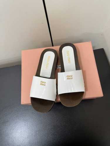 Miumiu 25Ss 走秀款木屐拖鞋Miumiu今年也是出了不少！这双拖也好好看！皮质的就是非常高级呀！！走秀款木屐的款式超级特别 ！随便一搭就是时尚弄潮儿