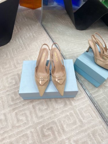 出厂价330 prada 25Ss 早春新款绝美尖头跟鞋 时尚界久违的极简之美 经典时尚配色 毫不费力的优雅风来袭 时髦 精致 绝美 包头尖头 开边珠外穿时尚气