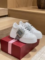代购级别 Roger Vivier 厚底运动板鞋 专柜主推款，各路明星同款，原版到手才开发，材质和原版一致，重量和正品高度一致，原版开模大底、饰条、五金扣，各处