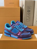 顶级版本 情侣款本款 LV Trainer 运动鞋闪烁水晶的炫目光芒，向设计师Virgil Abloh 春夏系列推出的原版设计致敬。繁复鞋面和橡胶外底宣示经典笔