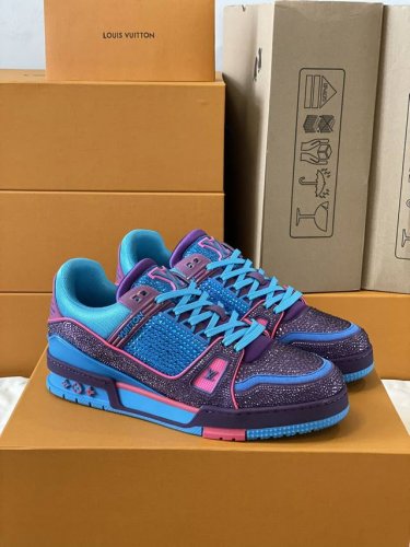 顶级版本 情侣款本款 LV Trainer 运动鞋闪烁水晶的炫目光芒，向设计师Virgil Abloh 春夏系列推出的原版设计致敬。繁复鞋面和橡胶外底宣示经典笔
