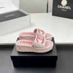 工厂价 实物拍摄太美啦Chanel新款呢子厚底拖鞋坡跟防水台凉拖鞋真的太美啦吧！香奈儿属于夏天的颜色仙女必备爆款太喜欢这双鞋了Chanel25P松糕布面刺绣坡跟