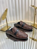 路易威登lv louis vuott on fw25 new arrival～秋冬最新款毛毛拖鞋～这双毛拖也是好好看！皮质的就是非常高级呀！！搭配秋冬的牛仔短裤