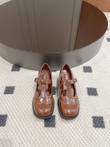 Miumiu2024最新秀款，英伦风布洛克玛丽珍鞋！ 35-40码 面料开边珠，内里羊皮！