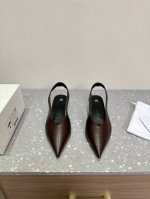 Toteme 小众潮牌 25ss春夏新款 坡跟 后空凉鞋 进口皮高级舒适，配女神们的半身裙，不规则的弧形尖头，晚宴系列专属高跟鞋贯穿整季lookbook完全戳中