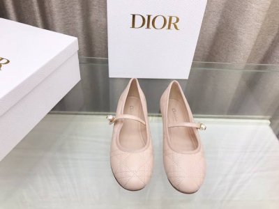 Dior24Ss早春新款珍珠芭蕾舞鞋 这是一款绗缝牛皮革精心制作，饰以藤格纹图案，搭配弹力皮革系带和白色cd树脂珠饰，别具一格。 大底：真皮大底 Size：35
