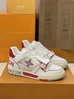 顶级版本 情侣款上线LV Trainer 运动鞋于路易威登 款号1A98UX,年-年秋冬秀场焕现全新魅力。小牛皮融入缤纷细节，魔术贴鞋带和侧面的 Monogra