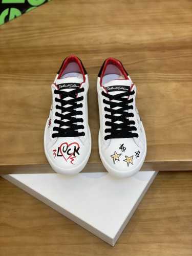 售 价: ￥ 商品商标：DG 杜嘉班纳 低帮休闲鞋 正码码数: 35-44 可订做45.46 情侣款 商品材料：鞋面进口牛皮，5D彩印工艺，羊皮内里，原版大底。