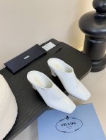 PRADA 普拉达 经典款三角标单鞋系列简单的设计大概就是它最让人喜欢的点不是烂大街的那种 很有自己的品牌个性面料采用牛漆皮内里垫脚混种羊皮意大利进口牛皮大底S