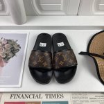 工厂价 LOUIS VUITON 路易威登情侣拖鞋，原版1.1订做，专柜经典款。鞋身高温附带logo，大底专柜附带logo ，任何细节都不错过 这款拖鞋专柜特别
