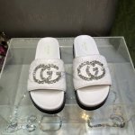 出 GUCCI*春夏新款一字厚底拖鞋～面料：进口压花小羊皮，手工缝钻G字logo厚底**显瘦！百搭随性！鞋面：刺绣羊皮内里 垫脚：羊皮底厚：3.5cm 前掌2.