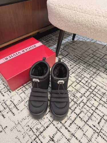 Roger Vivier 秒杀市场版本 今年最美的雪地靴！太懂女人心思了，前面钻扣的细节十分精致，第一眼就爱上 原版订制面料，内里带羊羔毛设计 ，前面新款钻扣松