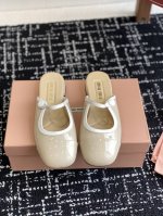 代购级 Miu Miu 缪缪 25ss春夏 小粗跟 玛丽珍 半拖 上脚果然更惊艳~个性设计非常百搭，而且高度也太适合我了，穿着不累脚 绝对入手不亏的一双！面料：