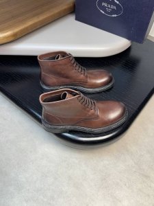 prada 普拉达 -高端品质 原单 -鞋面：进口蜡感纳帕小牛皮、完美拼接 -内里：水染牛皮 -大底：超真皮 橡胶；组合成型真皮大底 -超高品控 做工精细：凸显