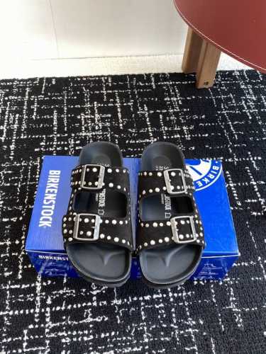 代购级300 birkenstock 博肯 情侣款 潮流时尚休闲拖鞋 人体工程学设计符合脚形的脚床，软木材质穿着超级轻便舒适，楦形线条优美，做工精致，长时间穿着