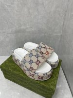 新款多色亚麻女士防水台拖鞋，GG标识于20世纪70年代开始使用，由始于30年代的早期Gucci钻石菱格纹演化而来，是Gucci颇具代表性的传统精髓。经以明艳色调