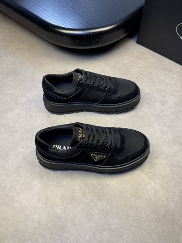 PRADA 普拉达 -高端品质 原单休闲运动鞋-鞋面：反绒小牛皮、品牌高丝光帆布、鞋身品牌金属扣件、鞋舌丝印品牌logo-内里：水染牛皮-大底：超轻TPU发泡；