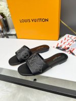 时髦精必备！Lv平跟拖鞋杀疯了 家人们谁懂啊！入手这双Lv路易威登平跟拖鞋，直接开启夏日慵懒时髦新风潮～ 它是超简约的一字带设计，没有一丝多余，却将法式优雅与随