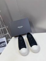 Prada 普拉达 24Ss秋冬厚底球鞋 帆布鞋 科技帆布最新黑科技 相隔几年prada又给我们带来好看的饼干鞋了 时髦精绝对不能错过的必入款 没有任何繁杂装饰