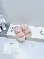 Celine赛琳 冬季新款羊毛拖鞋这一季的思琳又让我重新爱了它一次！这季节美鞋太多这款毛拖真的是让我无法自拔真太可爱了～ 毛茸茸的羊毛是选用欧洲进口a级羊毛 我