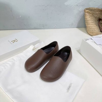 高品质出厂 ！小众潮牌 The Row春夏新品圆头面包鞋！ 可可爱爱 极简风 质感皮革细腻高级 圆润鞋型 一脚蹬设计 随性又自在 鞋面采用进口大象纹牛皮 牛反绒