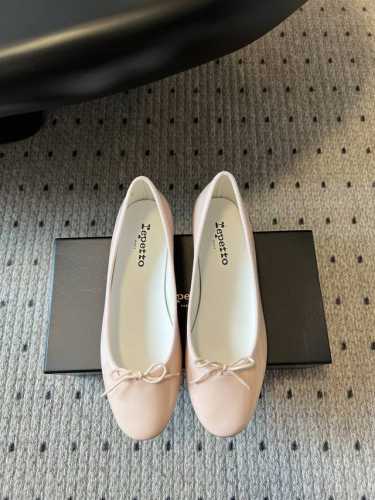 顶级版本 Repetto 25S春夏新款 圆头漆皮蝴蝶结玛丽珍单鞋 专注做美鞋的小众品牌来喽！纯粹细腻的皮料，折射出流光溢彩的光芒！蝴蝶结细节点缀，勾勒出优雅得