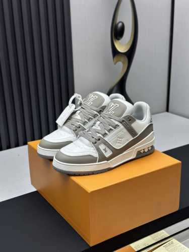 工厂直销 顶级版本 LV-路易威登-经典走秀新款空胶工艺 原版1：1开发复刻！！上脚非常舒适 奢侈用料，做工精细，中底印有欧洲制造英文字母鞋面由意大利进口小牛皮