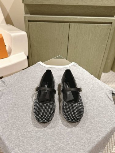 顶级品质P430 louis Vuitton Ss25 New Arrival～ lv 2025春夏系列芭蕾舞鞋新品 绸缎镶嵌钉珠饰鞋面配皮，细节质感拉满！ 简