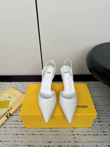 Fendi 24Ss 芬迪系列 双ff 高跟 凉鞋 采用锥形鞋头和金属踝带设计 ，鞋跟饰有金属selleria缝线及金属饰钉 互相呼应 展现出最前卫时尚舒服的设