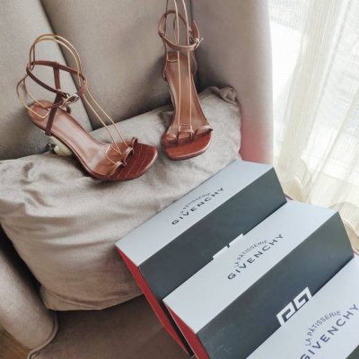 纪梵希 顶级包装配套，三面三色彩绘磁铁盒 GIVENCHY 纪梵希夏秋爆款。创世之作，为爱铸就！破坏神与爱之一角，奇异创意牛角鞋跟。三孔裸脚夹指凉鞋和G字形EV
