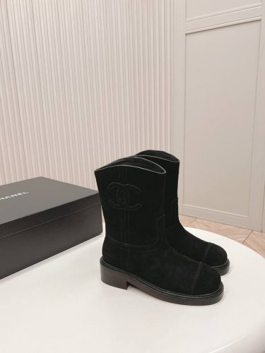 中靴款牛皮面 丝光反绒面 香奈儿chanel 秋冬新款字母骑士靴这款骑士靴真的是帅气时尚的代表，简约时尚个性又大气牛皮，牛绒面，牛皮面，加厚真皮大底，35-40