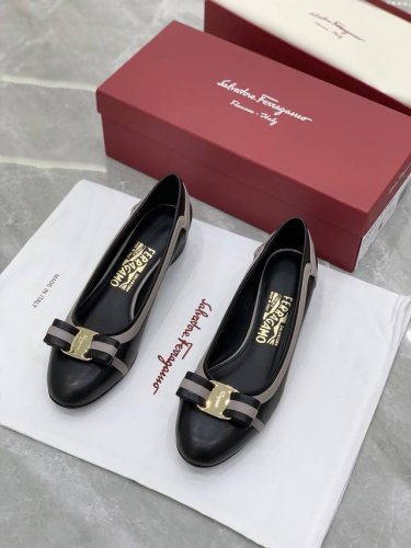 工厂P价 跟高：1Cm 3.5Cm Salvatore Ferraga*O 菲拉*慕Vara蝴蝶结圆头真皮拼接线条粗跟单鞋 优雅都市风尚！这款设计精巧的跟鞋，适