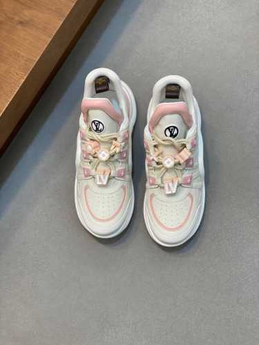 驴家新款女拱桥鞋 Trainer运动鞋，本款 Lv Trainer 运动鞋取材柔软粒面小牛皮，呈现纯净色调，品牌诞生于1854 设计师手写体品牌标识点缀一侧，V