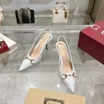 2024-6* 白￥390（35-41）这款优雅的露跟高跟鞋甄选白色Gg皮革匠心制作，颇具辨识感的品牌元素马衔扣为鞋履中央增添亮眼点缀。尖形鞋头搭配松紧系带，高