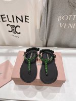 高版本出厂 钻款 MiuMiu缪缪2025ss仙女简约风水钻夹脚凉鞋夏季百搭款。舒适又好穿，上脚显白 怎么穿都好看，今夏时髦精最爱～全球最火夹趾凉鞋， 出现在各